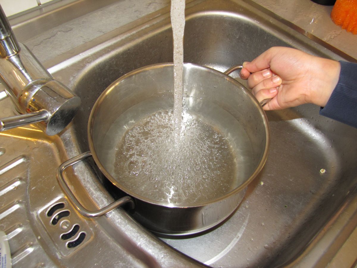 Wasser in den Topf füllen